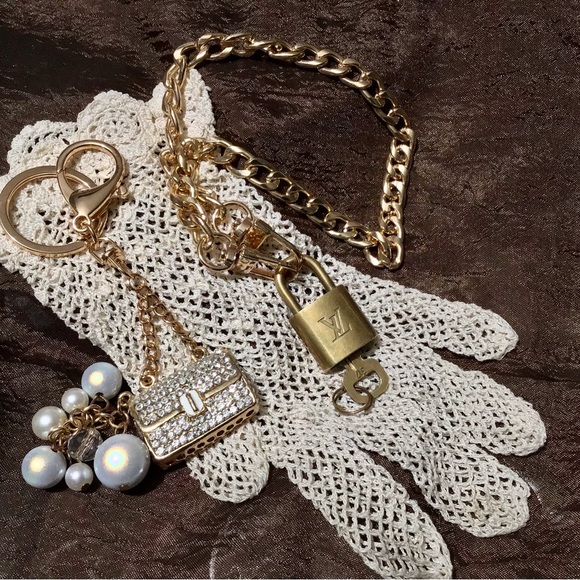 Louis Vuitton Authentic Lock & Key w/15 Inch Chunky Chain! - Picture 2 of 3